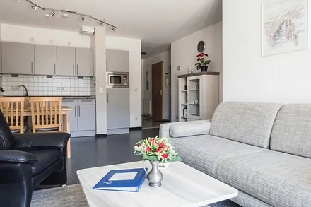 Wohnraum mit Essplatz und Küche