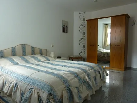 Schlafzimmer von 16 qm, Doppelbett mit getrennten 7 Zonen_Kaltschaummatratzen