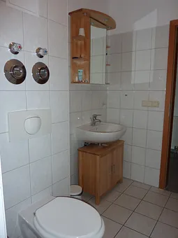 Geräumiges Duschbad 