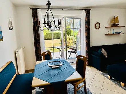 Essplatz mit Blick in den Garten