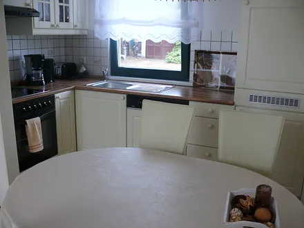 komfortable Küche mit Elektro-Herd, Geschirrspüler, Kühlschrank und Kaffeemaschine