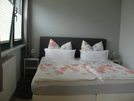 Schlafraum mit Doppelbett