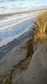 überfluteter Strand im Herbst