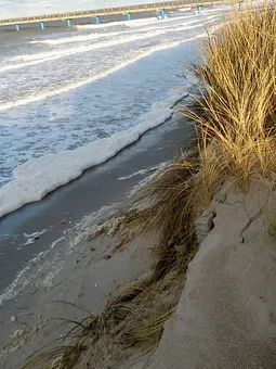 überfluteter Strand im Herbst