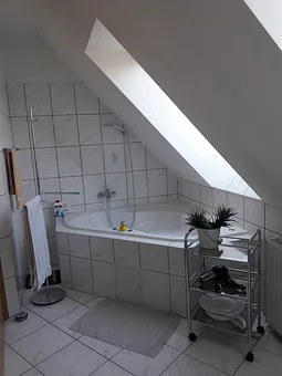 Bad im OG mit Whirlpoolwanne ...