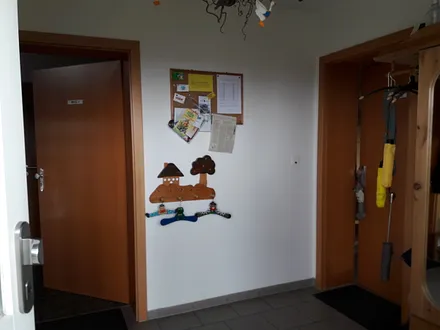 Flur  ( links Wohnung I )