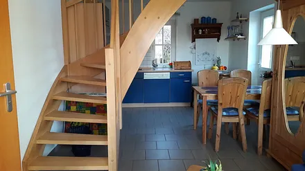 Holztreppe in das Obergeschoss