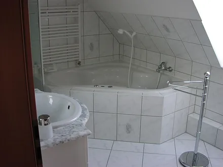 Bad mit Whirlpoolwanne und Dusche