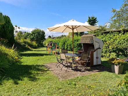 separater Gästegarten zum Spielen / Sonnen / Erholen mit Strandkorb