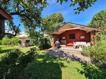 Gästegarten mit geschützten Frühstücksmöglichkeiten