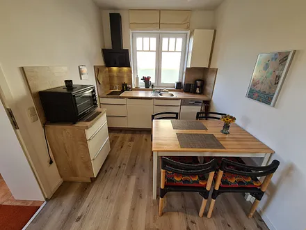 Küche mit Geschirrspüler und Backofen