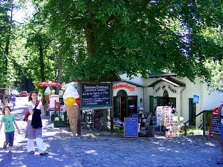 Geschäfte an der Seebrücke in Koserow