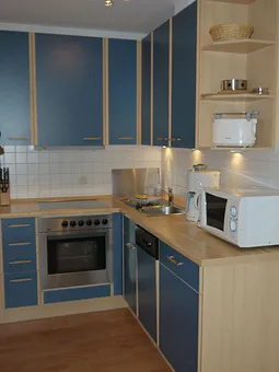 Komfortable Einbauküche mit Backofen, Geschirrspüler etc.