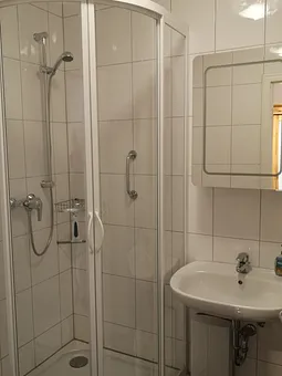Dusche/WC mit ausreichenden Ablagemöglichkeiten