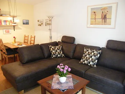 Bequeme Sitzecke, ausziehbar auf 2.20 x 1,30 m als Schlafcouch für für 1 Person