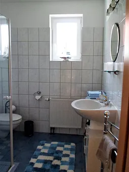 WC mit großer Dusche