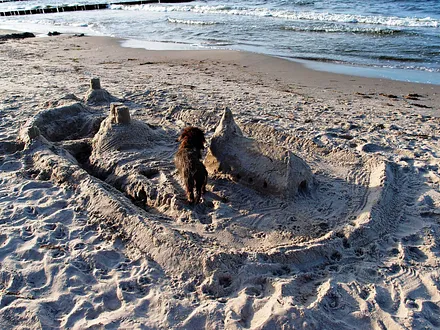 Sandburg am Ostseestrand