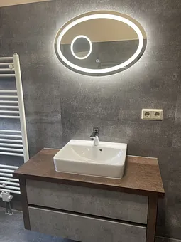 Waschbecken mit Kosmetikspiegel