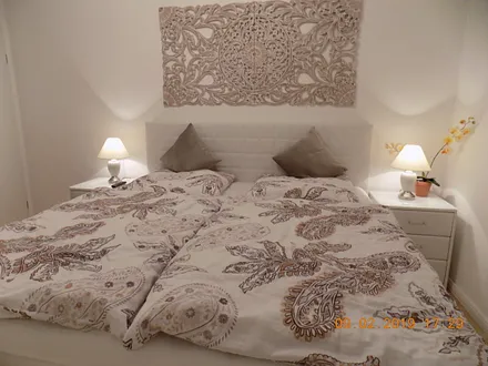 modernes Boxspringbett- große durchgehende Liegefläche, große Nachttische mit Lampen+ Toachfunktion