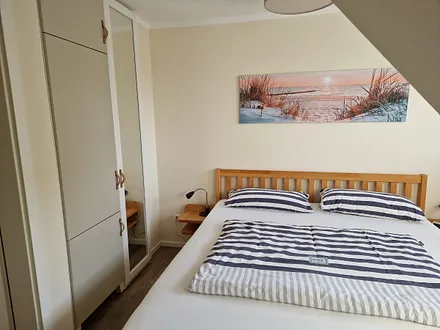 Schlafzimmer 2 im 1. OG mit Doppelbett und TV