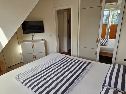 Schlafzimmer 2 im 1. OG mit Doppelbett und TV