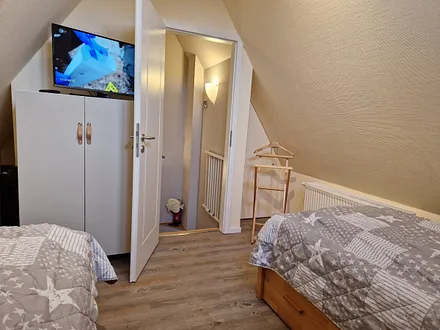 Schlafzimmer 3 im Spitzboden mit TV