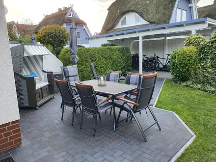 Blick von der Terrasse zum Carport