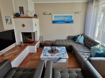 Gemütliche Sitzecke mit Kamin