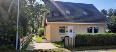 Hausansicht Nordseite mit Parkplatz