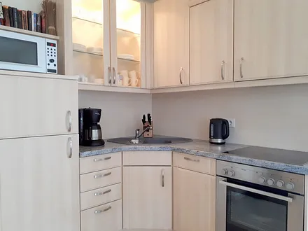 komplett eingerichtete Küche mit Geschirrspüler