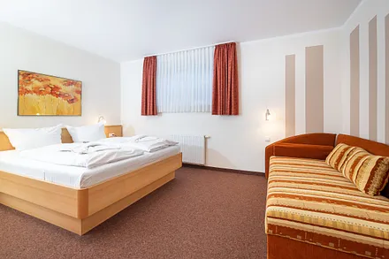 Schlafzimmer mit Aufbettung für 3 Personen