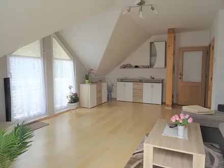 Wohnzimmer mit Balkon