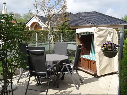 Terrasse mit Sitzmöbel und Strandkorb