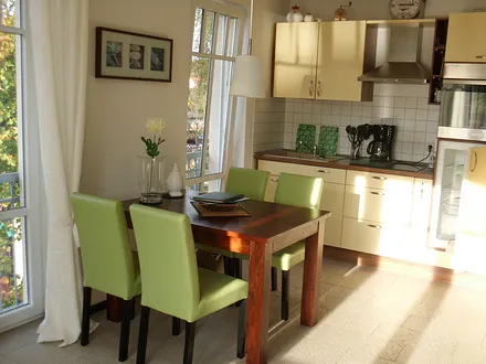 Küchenzeile mit Essgruppe