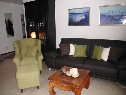 Sitzgruppe sowie Schrank mit Stauraum und ausreichend Gläser