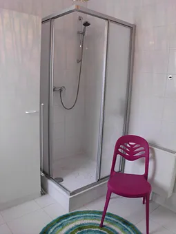 Badezimmer und Dusche