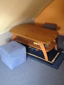 Im oberen Schlafraum gibt es neben den Betten eine Sitzecke für Kinder zum Malen, Basteln, Spielen. 