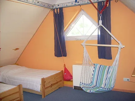 Bei weniger schönem Wetter können sich Kinder auch mit diesem Hänge-Schaukelstuhl beschäftigen. Ferner steht ein kleiner Video-Fernseher mit Filmen wie Heidi, Dschungelbuch und Märchen zur Verfügung.