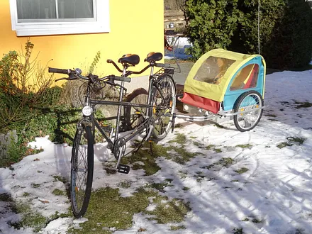 Gehören für Sie Urlaub und Bewegung an der frischen Luft zusammengehören ?  Wir halten ein Tandem und einen Kinder- oder Gepäckanhänger bereit, damit Sie am Strand alles mühelos beisammen haben !