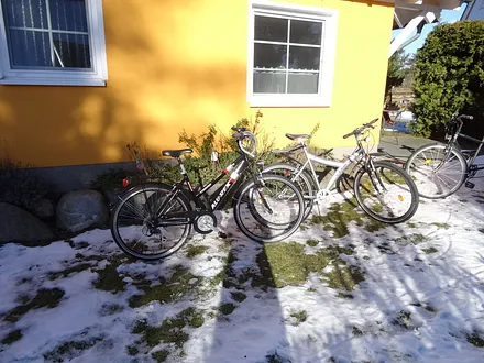 Zwei technisch einwandfreie und gut fahrende Fahrräder mit 7-Gang-Schaltung gehören ebenfalls zu unserem Angebot. 