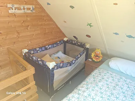 Ein Kinderbett ist auch vorhanden, ebenso wie 