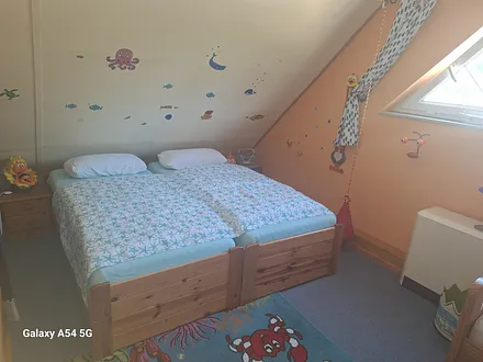 Im oberen Zimmer finden Sie zwei Betten, die Sie bei Bedarf auch auseinanderschieben können. 