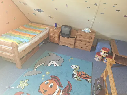 Ferner gibt es im oberen Zimmer ein bequemes Einzelbett und einen Video-Recorder mit schönen Filmen.