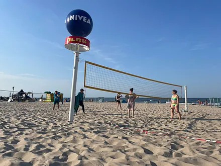 Am Strand können Sie nicht nur ruhen und baden, sondern sich auch sportlich betätigen.