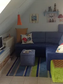 Ferner finden Sie hier eine (Schlaf-) Couch mit kleinem Farbfernseher (inkl. Videorecorder) und Mini-Stereoanlage