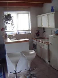 Unsere Küchenecke verfügt über alle Elektrogeräte, die Sie von zu Hause gewohnt sein dürften (4-Pl.-Ceranfeld, Backofen, Mikrowelle, Spülmasch. ...