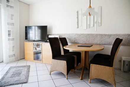 Fernsehschrank und Essecke im Wohnzimmer