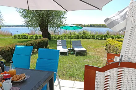 Terrasse mit Gartenmöblen: Strandkorb, Liegen, Sonnenschirme usw.