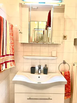 Bad mit neuem Waschtisch und Spiegelschrank