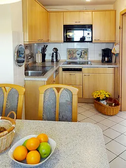 Küche (Spülmaschine, Kombimikrowelle, Cerankochfeld) mit separatem Essplatz